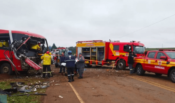 Batida violenta na BR-282 (Foto: Corpo de Bombeiros)