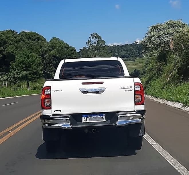 Hilux estava sem tinta nas placas (Foto: PRF)