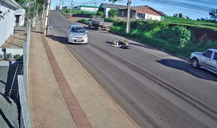 Colisão deixa motociclista ferida em Pinhalzinho