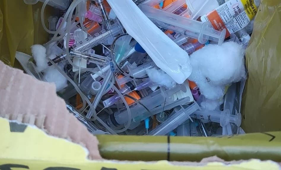 Agulhas usadas machucam garis em Maravilha