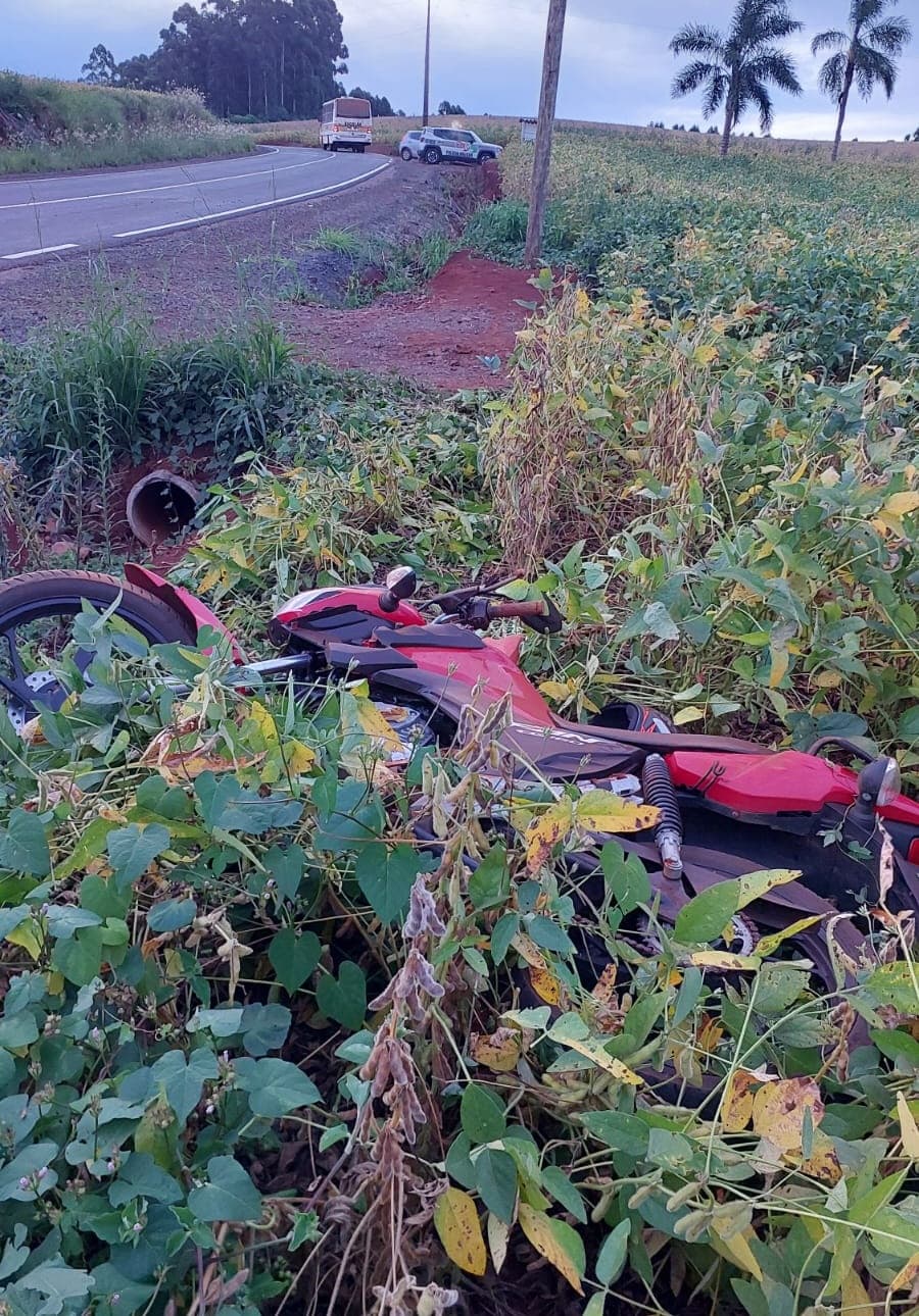 Moto para em meio a plantação após colidir em micro-ônibus