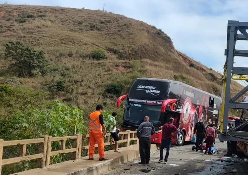Ninguém que estava no coletivo se feriu (Foto: Divulgação)