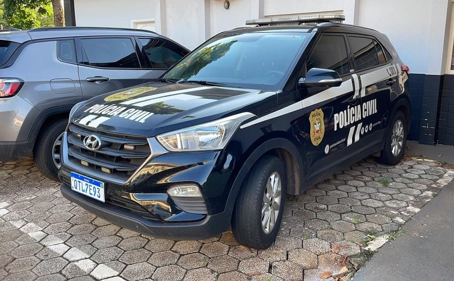 Agentes de Pinhalzinho participaram da captura (Foto: Henrique Paulo Koch)