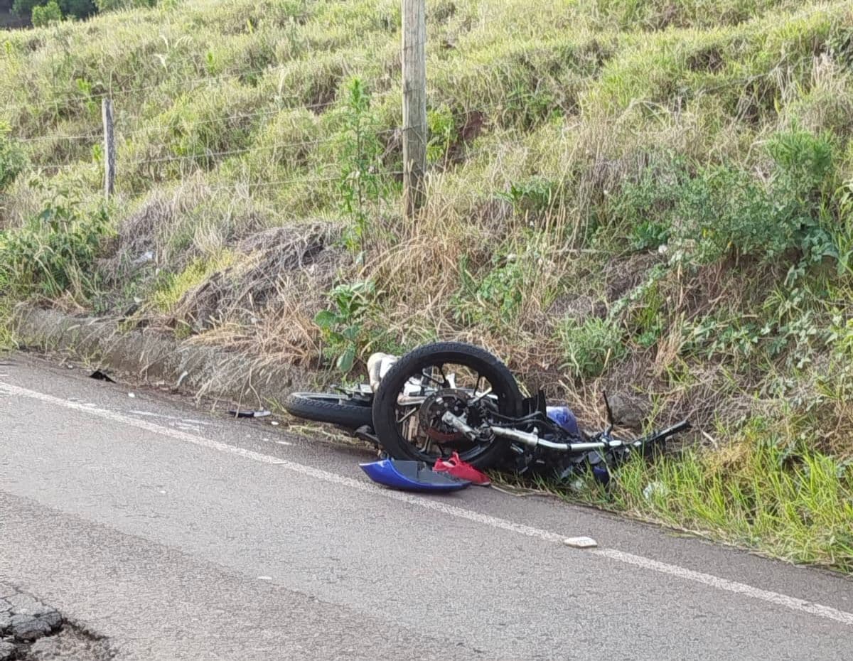 Motociclista teve ferimentos em membros inferiores  (Foto: Gilmar Bortese)
