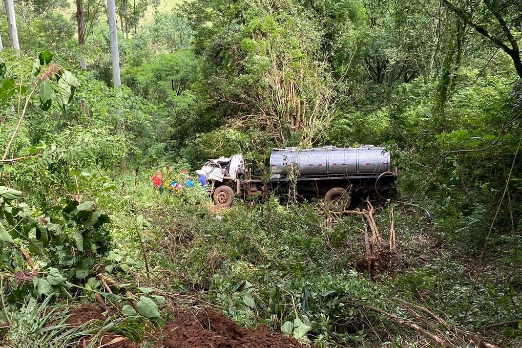 Motorista conseguiu sair sozinho da cabine (Foto: Corpo de Bombeiros)