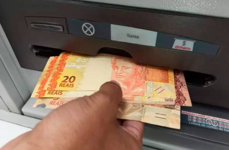 Honesto encontra R$ 1 mil em banco e devolve dinheiro