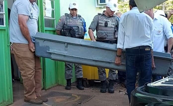 Um homem encapuzado disparou contra o prefeito que morreu na hora (Foto: Vinícius Chequim)