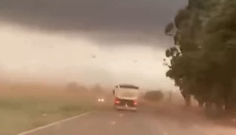 Nuvem enorme de poeira; Caminhoneiro mostra ventos de 110 km/h