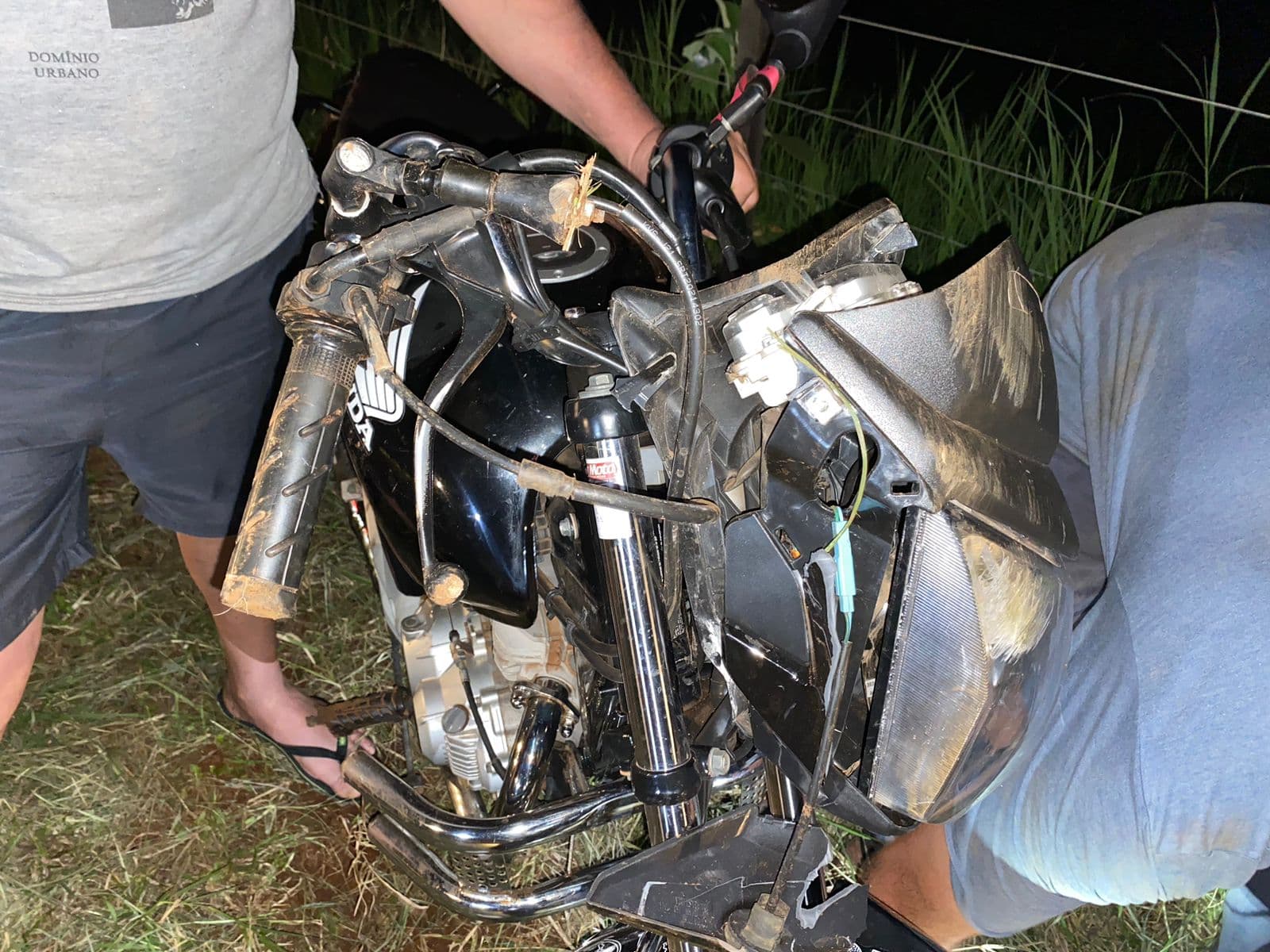 Guidão da motoclita entortou com a força do impacto no chão (Foto: Felipe Eduardo Zamboni)