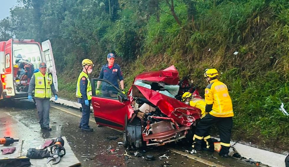 Colisão interditou a BR-282 (Foto: Corpo de Bombeiros)