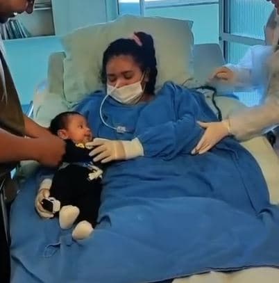 Após 22 dias na UTI, jovem reencontra filho recém-nascido em Maravilha