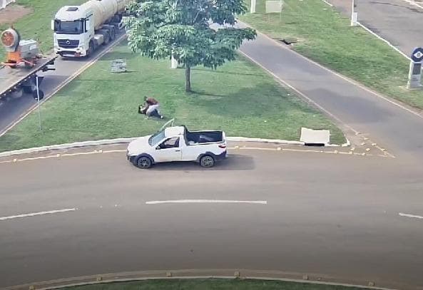 Vídeo! Marido agride brutalmente esposa segurando bebê no colo
