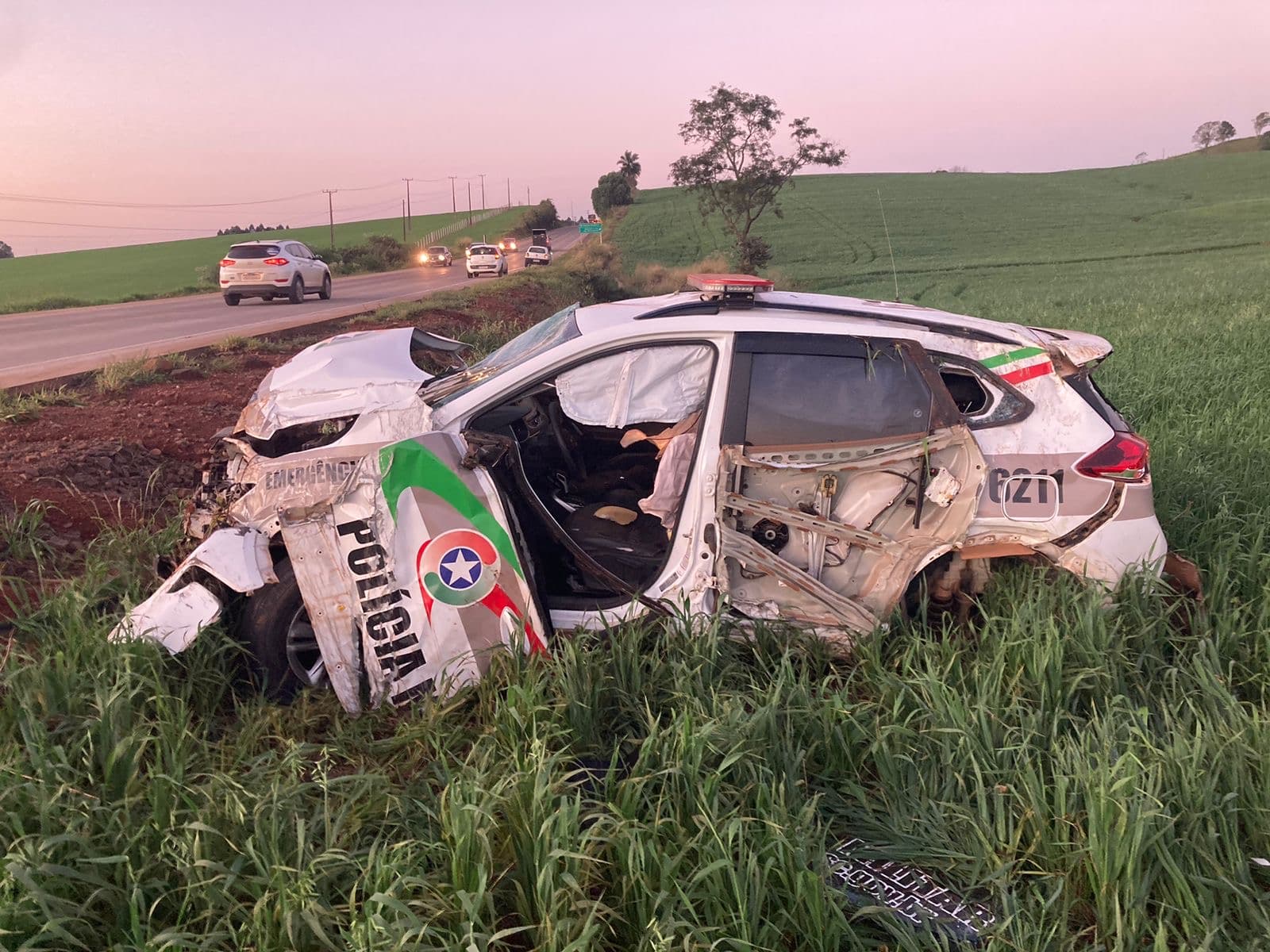 Motorista em fuga “empacota” viatura da PM