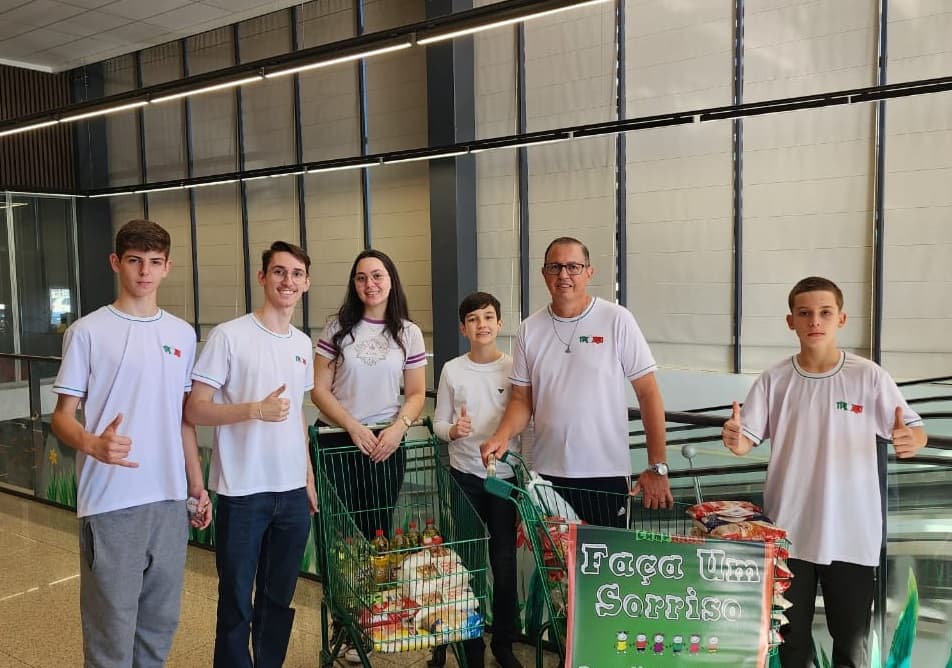 Voluntários de bom coração arrecadam alimentos a quem mais precisa