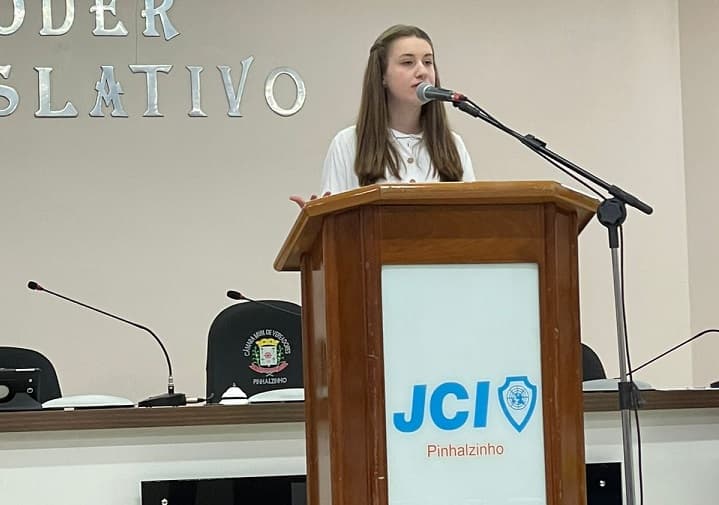 Pinhalense, Anna Laura Ferreira, vai participar da fase regional do projeto oratória nas escolas (Foto: Gilmar Bortese )