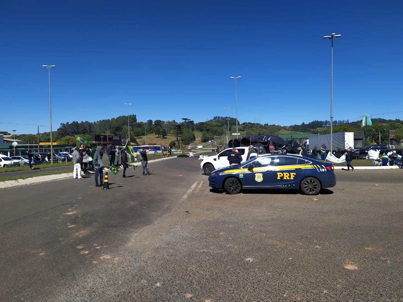 A PRF explicou que em muitos destes pontos, os manifestantes voltam e fecham a rodovia novamente (Foto: PRF)
