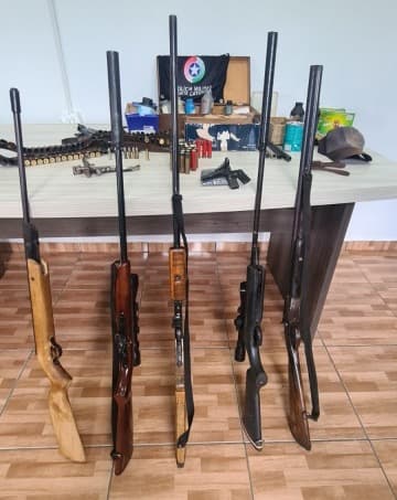 Armamento estava dentro de matagal (Foto: Polícia Militar)