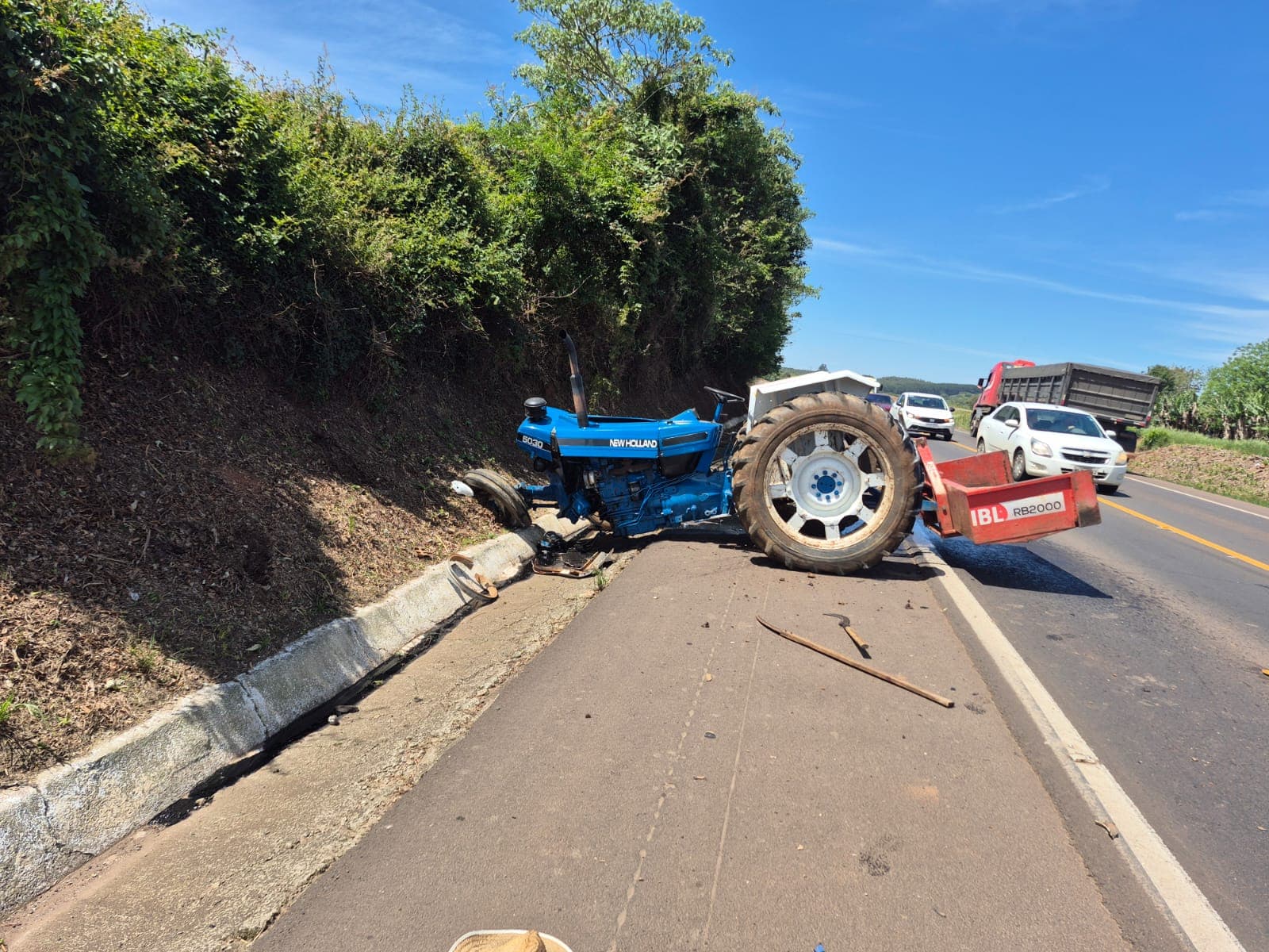 Fortíssimo impacto envolve Amarok e trator no Oeste
