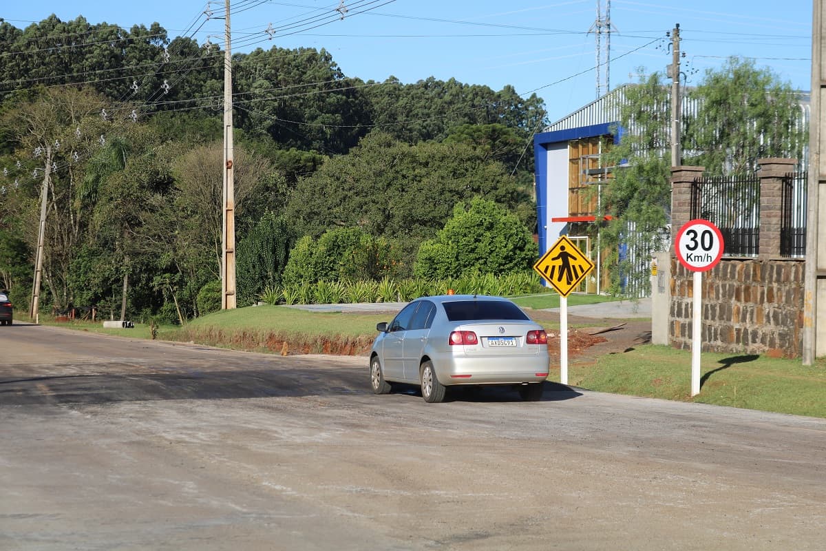 Melhoria conta com placas de sinalização (Foto: Henrique Paulo Koch)