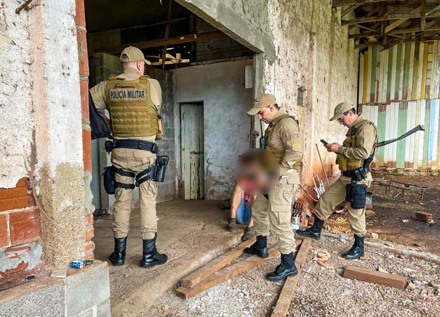 PM 'coloca as mãos' em 21 quilos de drogas 