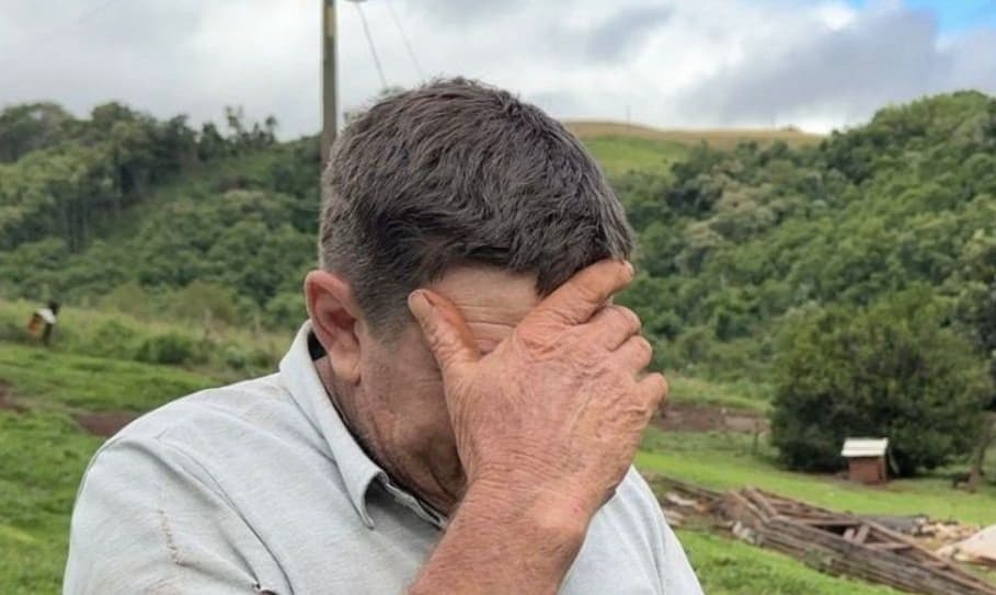 Produtor rural chora ao ver tempestade repetir destruição na mesma localidade