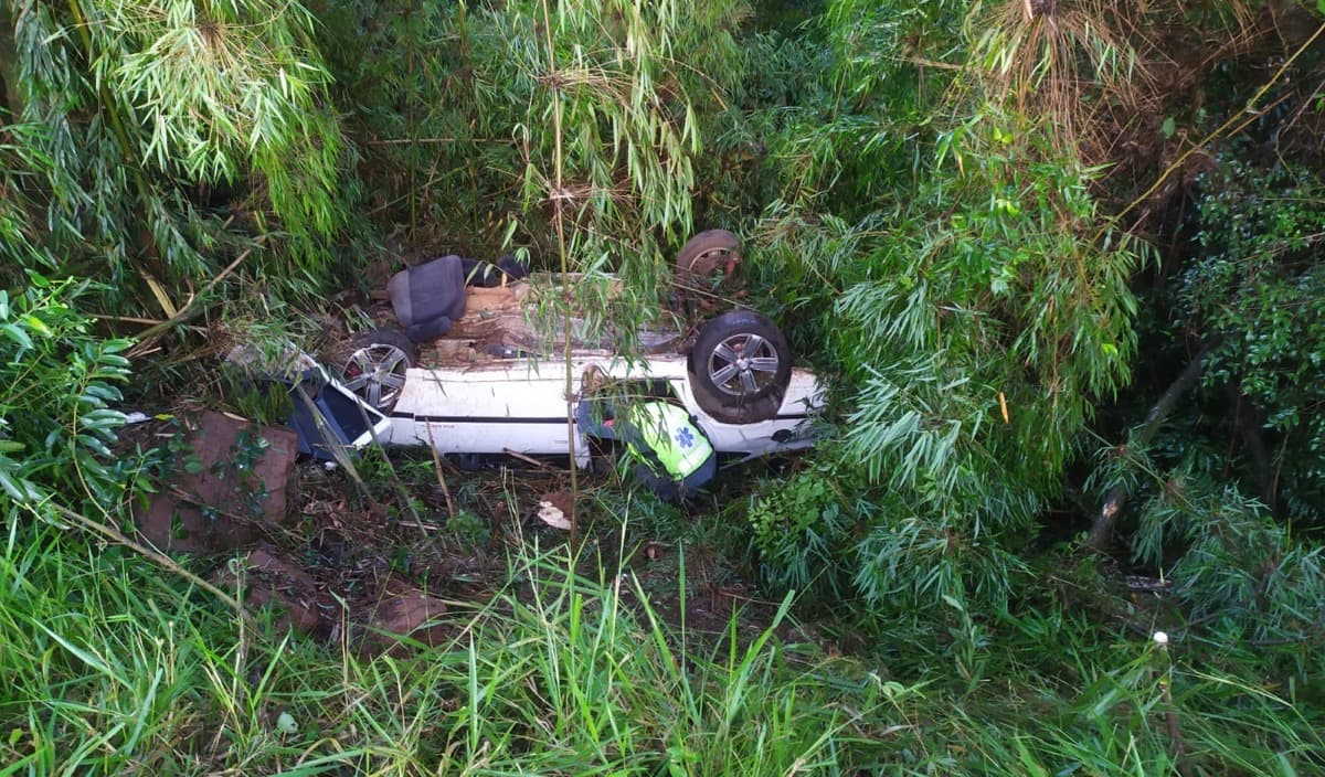 Vítimas ficaram em cima do teto de carro (Foto: Corpo de Bombeiros)