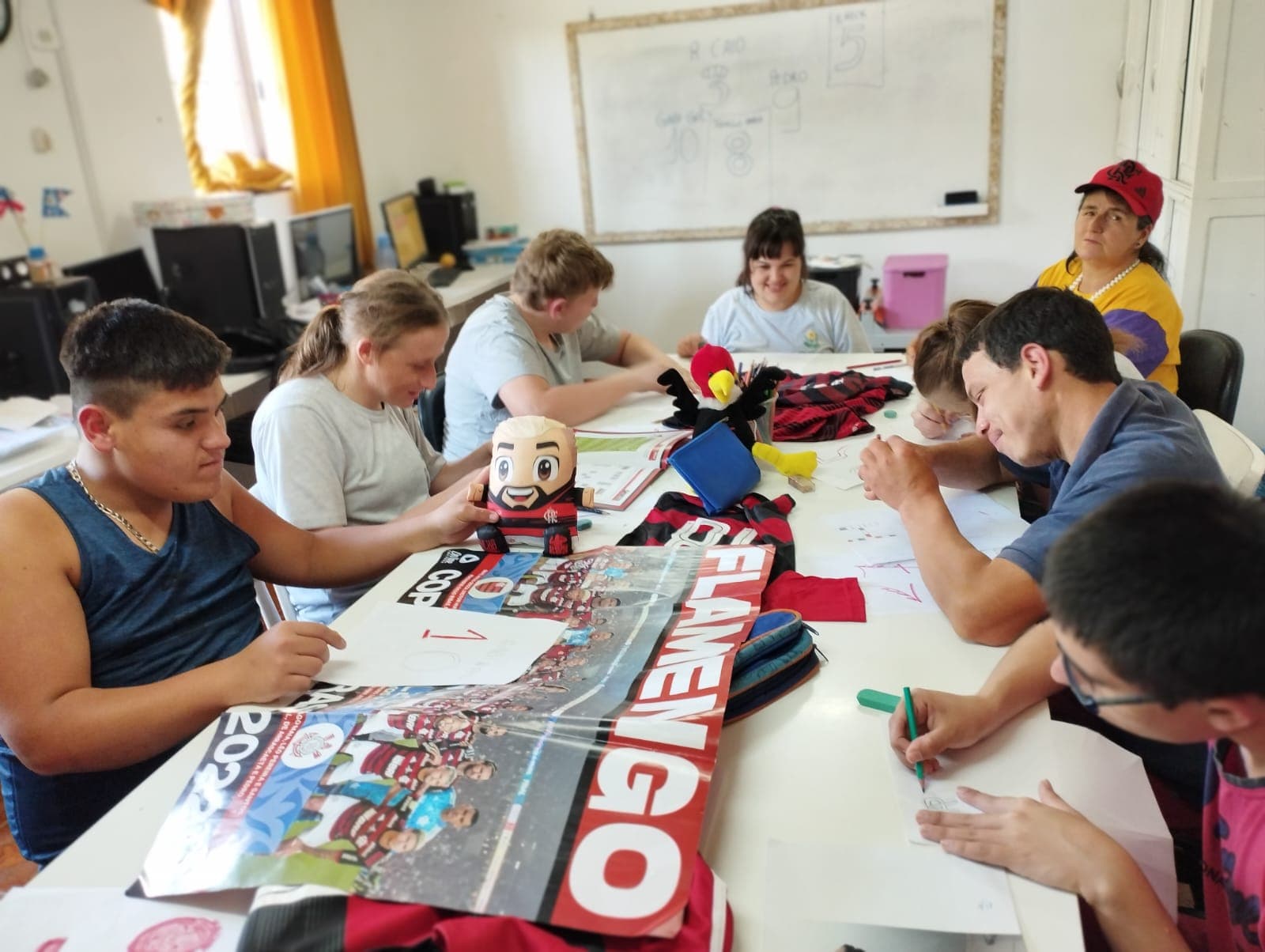 Desenhos de alunos da Apae de Maravilha vão estampar camisas do Flamengo