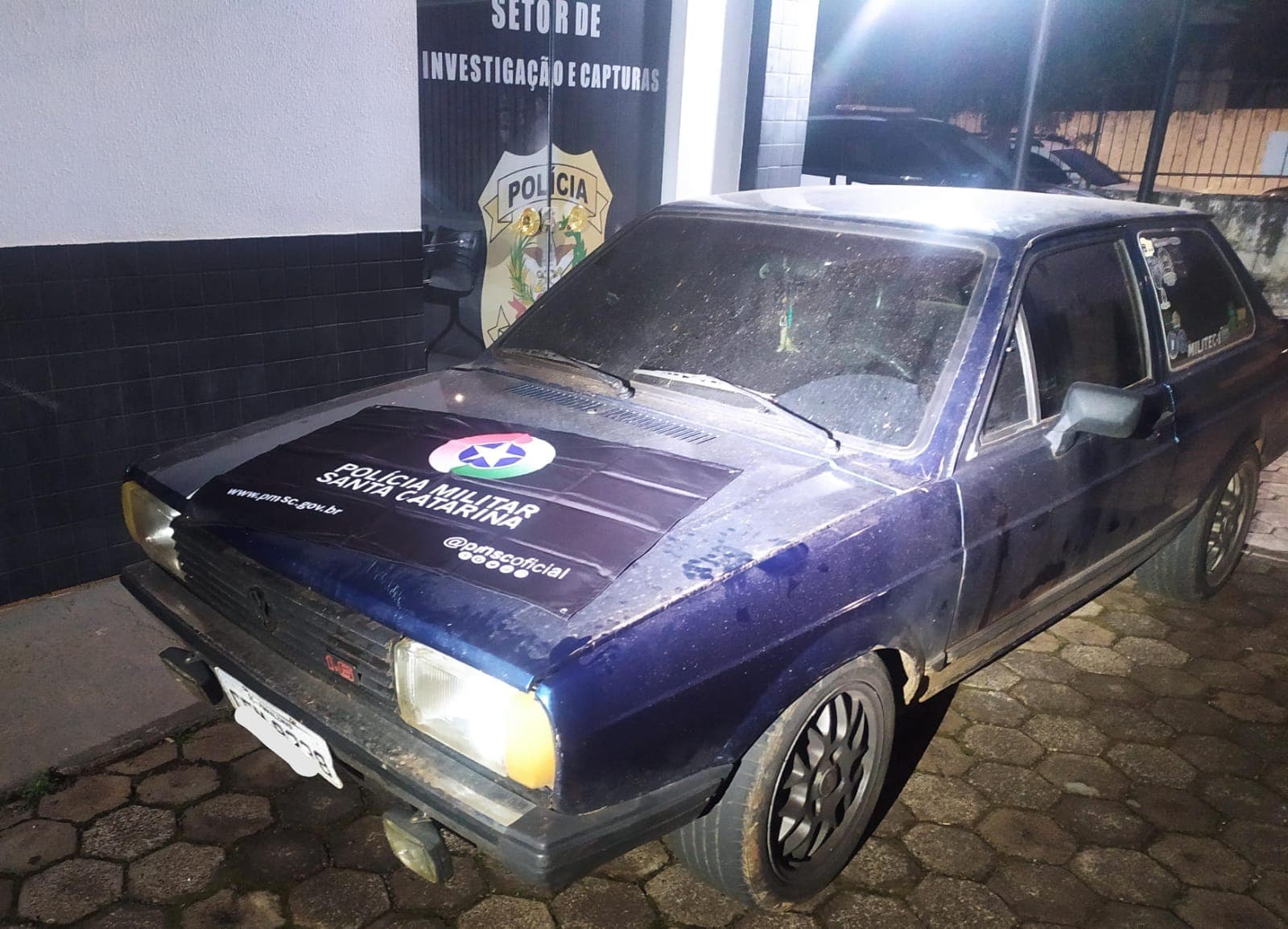 Automóvel apresentava alterações (Foto: Polícia Militar)