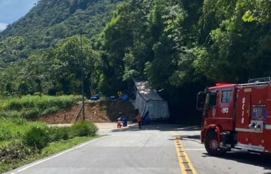 Produto estava em veículo de carga que tombou (Foto: Polícia Militar Rodoviária)