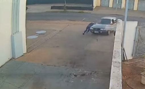 Carro é levado com dono do lado; ele tentou impedir (Foto: Divulgação)