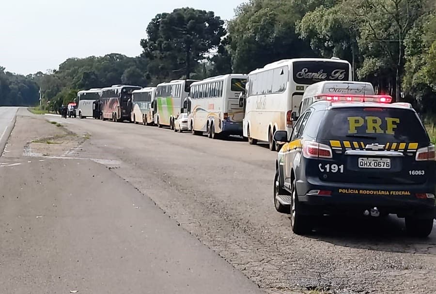 Coletivos foram levados até o "recinto" da Receita Federal (Foto: PRF)