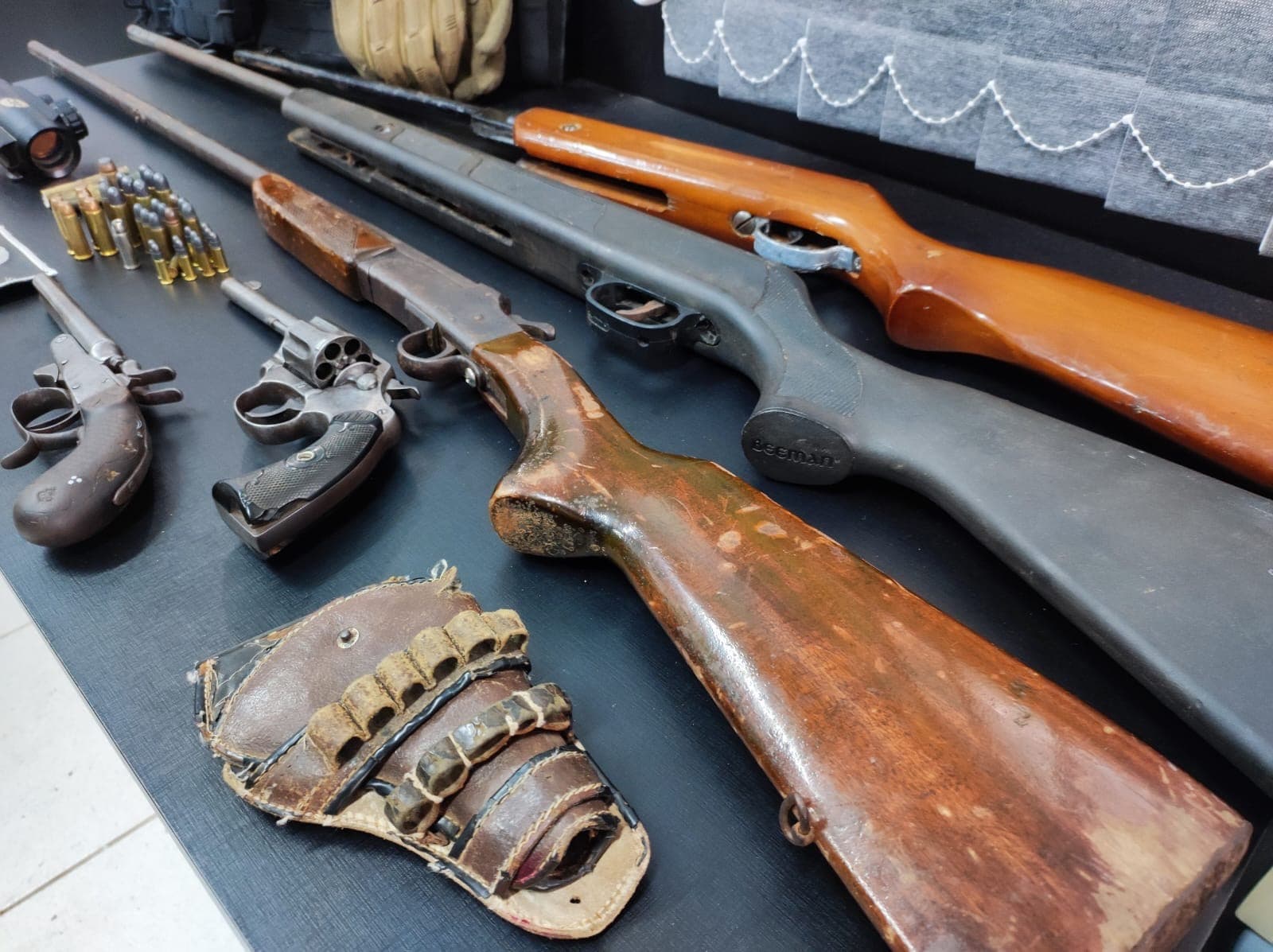 Arsenal foi encontrado no interior do município (Foto: Polícia Civil)