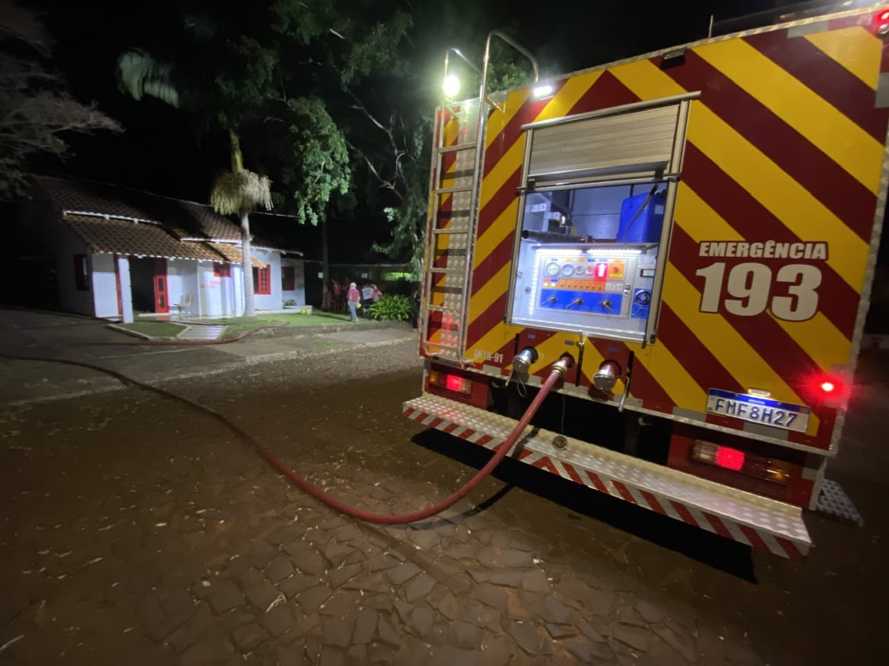 Fogo atinge interior de residência em Pinhalzinho 