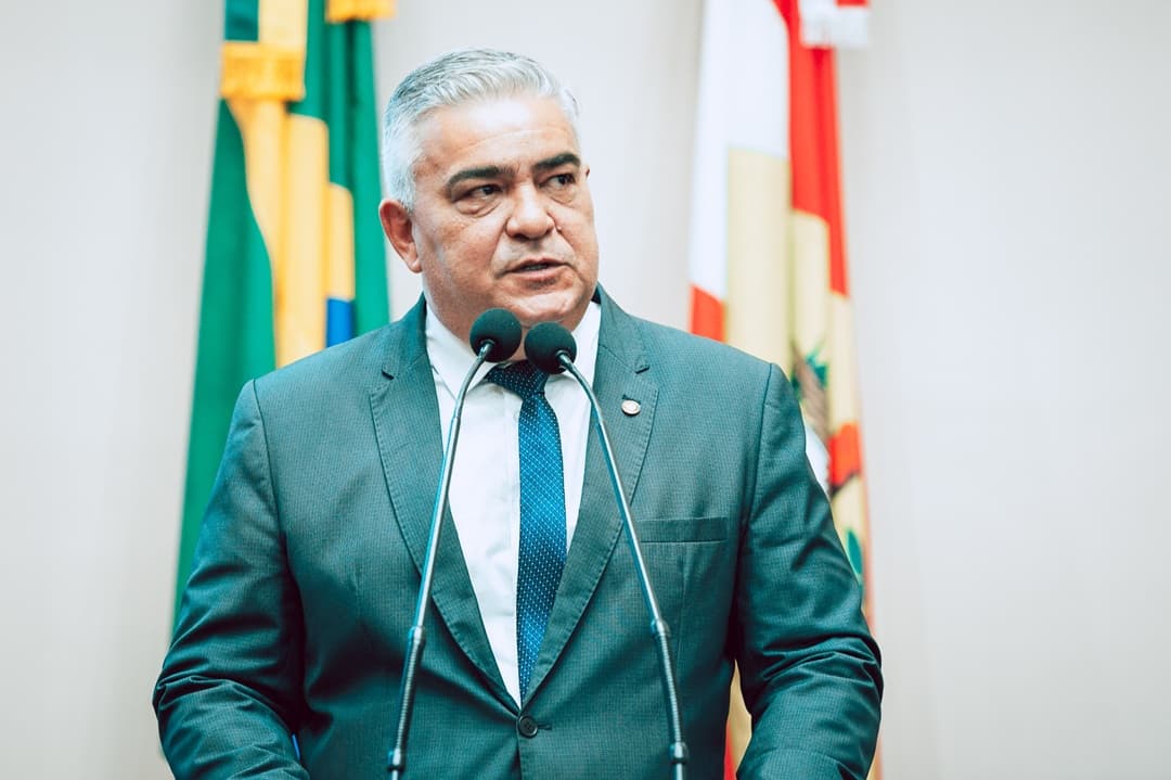 Deputado atende produtores e assina moção expondo crise na produção de leite em SC (Foto: Bruno Collaço/Agência AL)