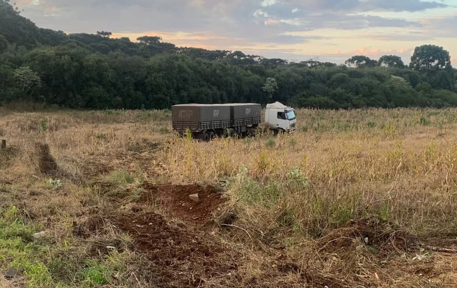 Veículo fez um trajeto de 100 metros fora da estrada (Foto: Polícia Militar Rodoviária)