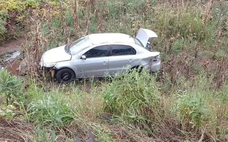 Carro com placas de Maravilha se envolve em acidente na BR-282, em Saudades  (Foto: Gilmar Bortese)