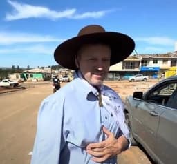 Vanderlei preparou alimentos para quem mais precisava (Foto: Paulo Flores)