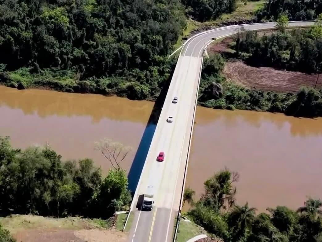 Policial salva mulher que tentava se jogar de ponte
