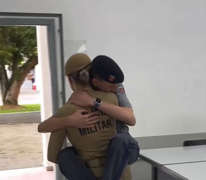 Cena inusitada durante uma dinâmica em sala de aula arrancou risadas de policiais (Foto: Divulgação)
