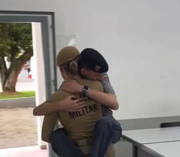 Cena inusitada durante uma dinâmica em sala de aula arrancou risadas de policiais (Foto: Divulgação)