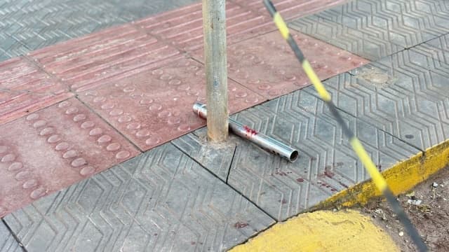 Barra de ferro usada para a agressão (Foto: Marcos de Lima)