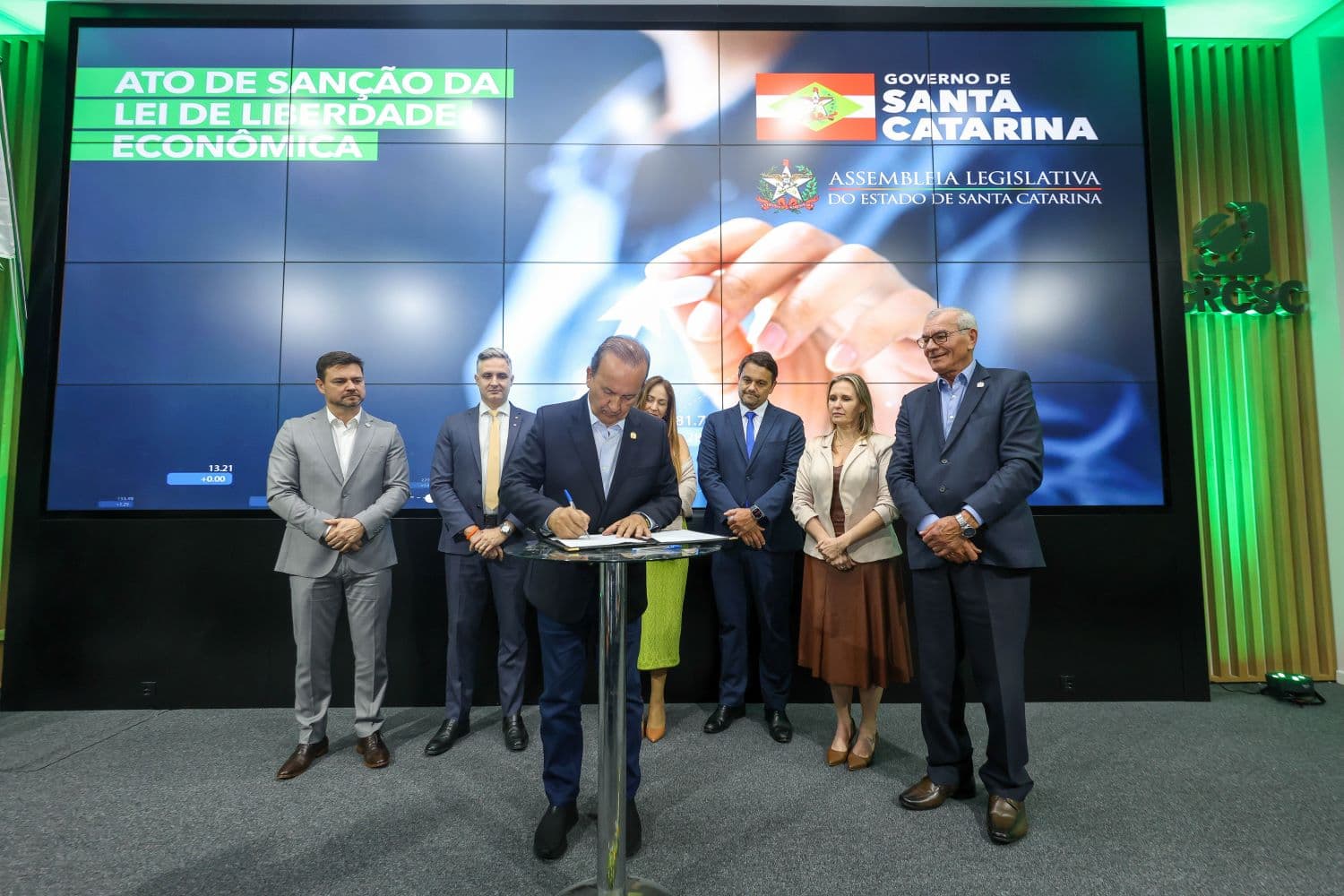 Governador Jorginho Mello sanciona Lei da Liberdade Econômica durante abertura da Jornada do Servidor 2025 (Foto: Leo Munhoz/Secom)