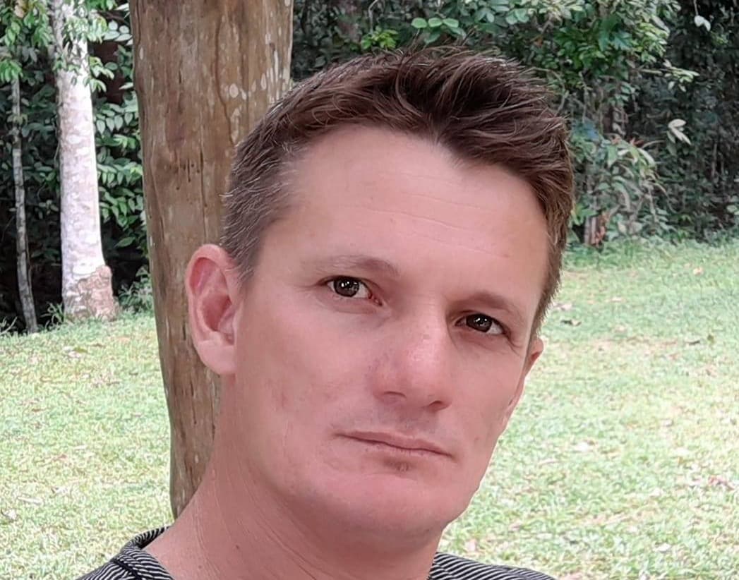 Daniel fazia manutenção em carro quando foi atacado (Foto: Polícia Civil / Divulgacão)