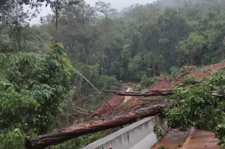 Ciclone extratropical no RS (Foto: PRF/Divulgação / Porto Alegre 24 horas)