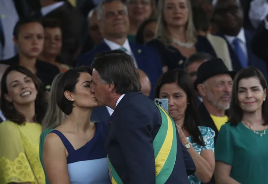 Michelle explica sobre unfollow de Bolsonaro: “Seguimos firmes e unidos”