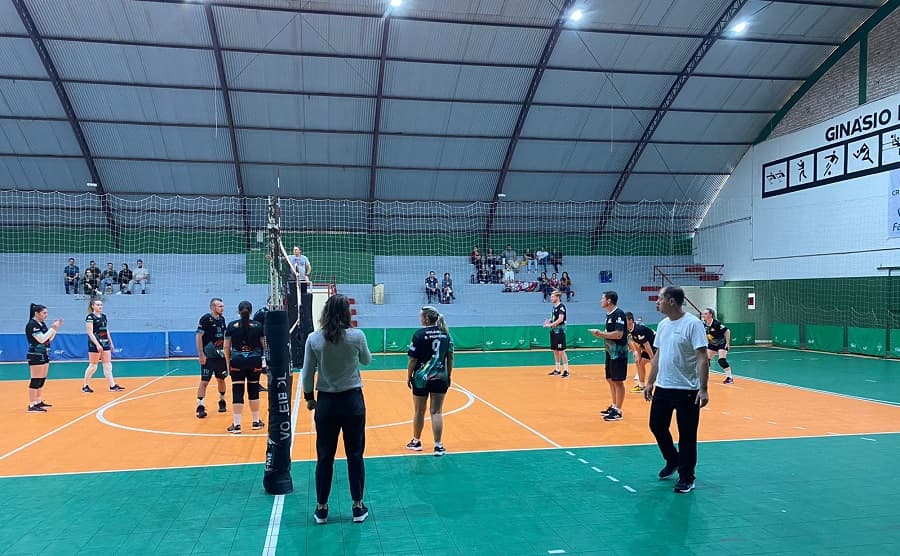 Campeonato de vôlei misto está na semifinal em Pinhalzinho (Foto: Ricardo Fiorini/FMEC)