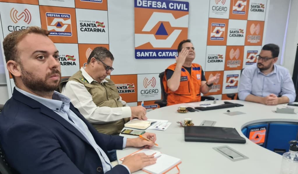 Equipes da Defesa Civil e representantes dos municípios afetados pelas chuvas participam de reunião neste terça (6) (Foto: Estado de SC)