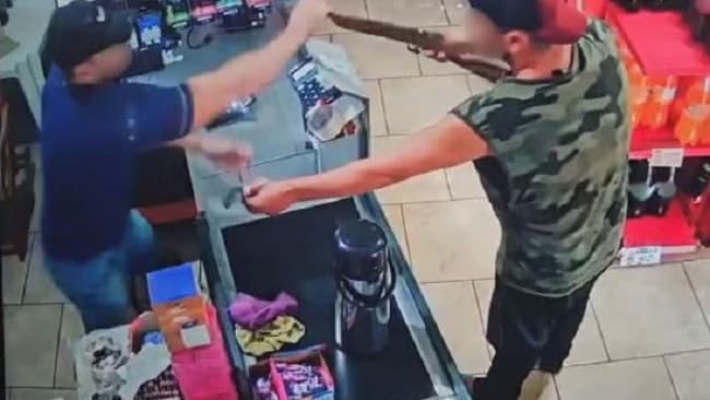 Assaltante perdeu a arma (Foto: Divulgação / Câmera de segurança)