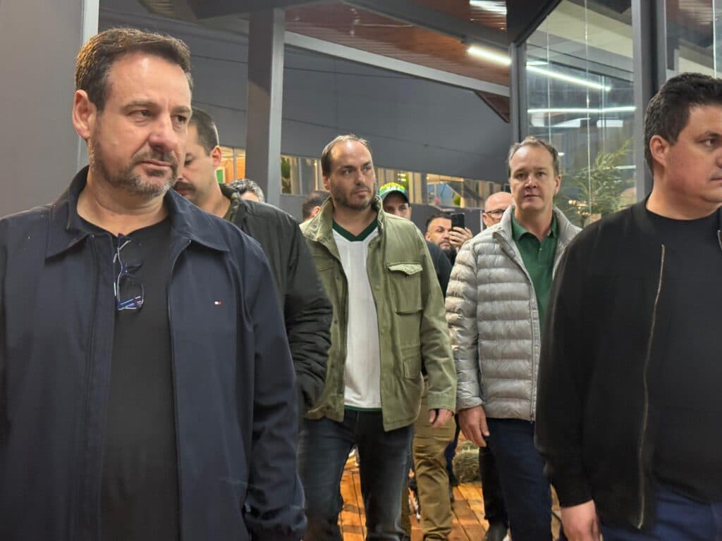 Carlos Bolsonaro faz visita política à Efapi em Chapecó e intensifica movimentações em Santa Catarina
