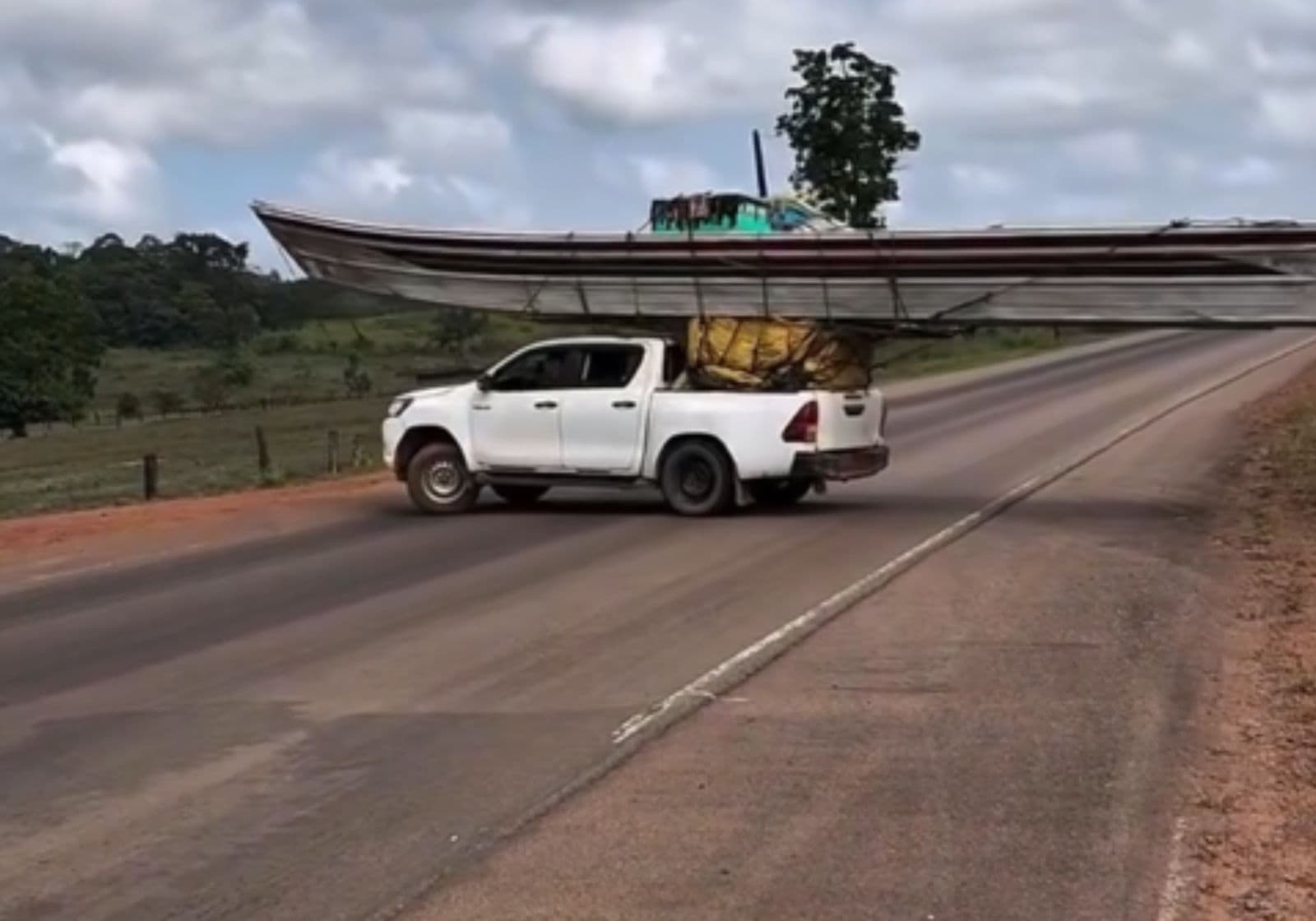 Nem a PRF acreditou: proprietário carrega 'barco gigante' em Hilux